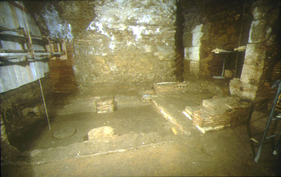 Vista lateral del Mitreo de la Cripta de Balbo