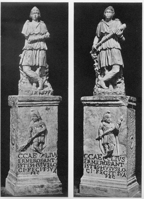 Bases y esculturas de Cautes y Cautopates del Mitreo del Palazzo Imperiale, Ostia.