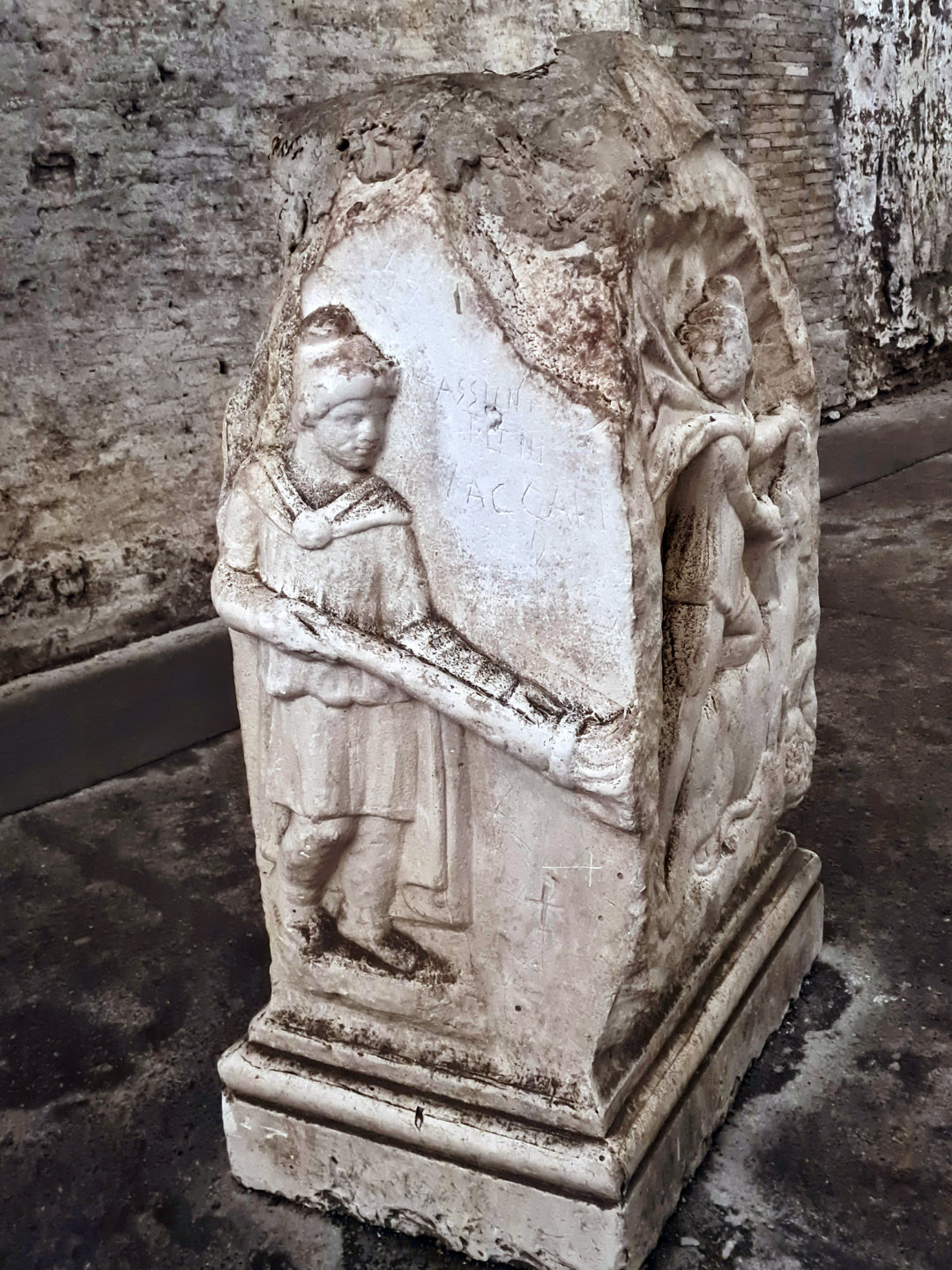 The New Mithraeum / Jona Lendering (CC BY-NC-SA) Main altar from the San Clemente Mithraeum, left side.
