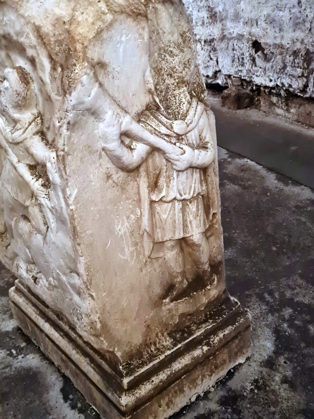 The New Mithraeum / Jona Lendering (CC BY-NC-SA) Main altar from the San Clemente Mithraeum, left side.